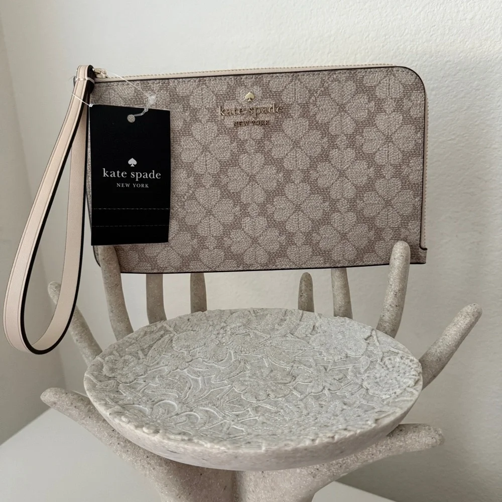 NWT Kate Spade Lucy Flower Medium Zip Wristlet in Dark Beige KG487